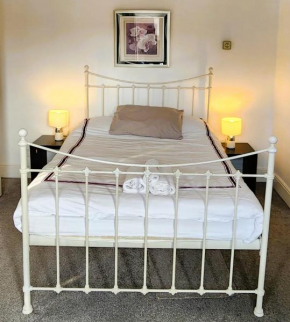 Spacious Ensuite Room with Charming Bay Window